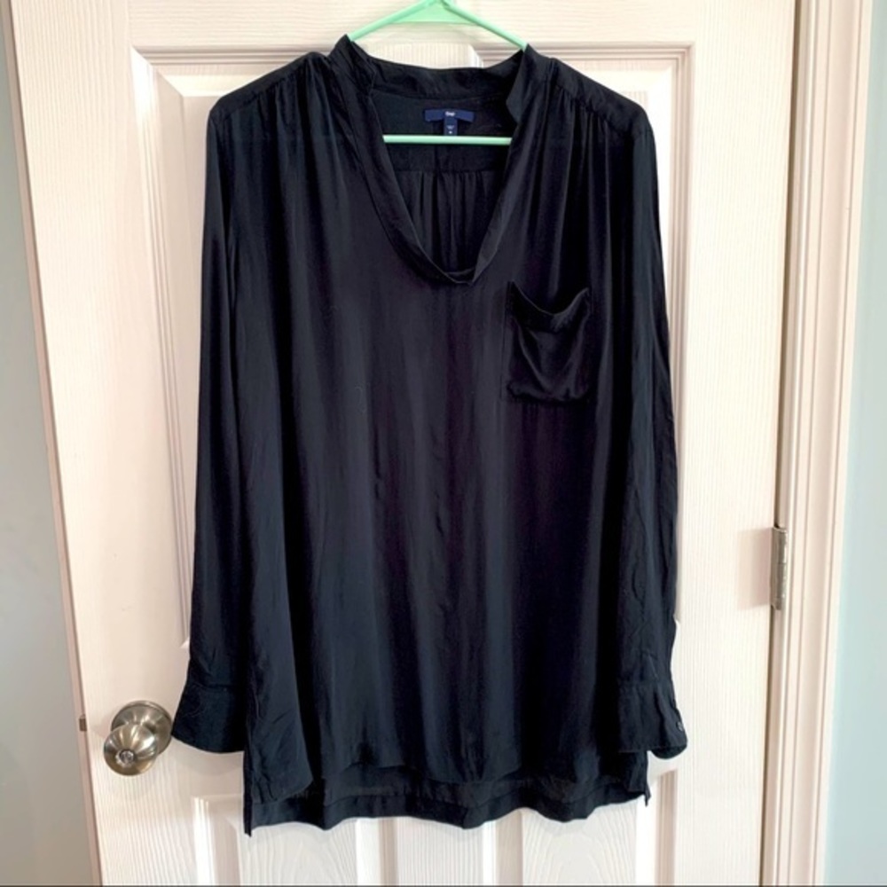 3/$25 Gap long sleeve relaxed neck front pocket